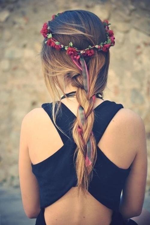 รูปภาพ:http://stylesweekly.com/wp-content/uploads/2014/08/Ribbon-Braid-Hairstyle-with-Rose-Crown.jpg