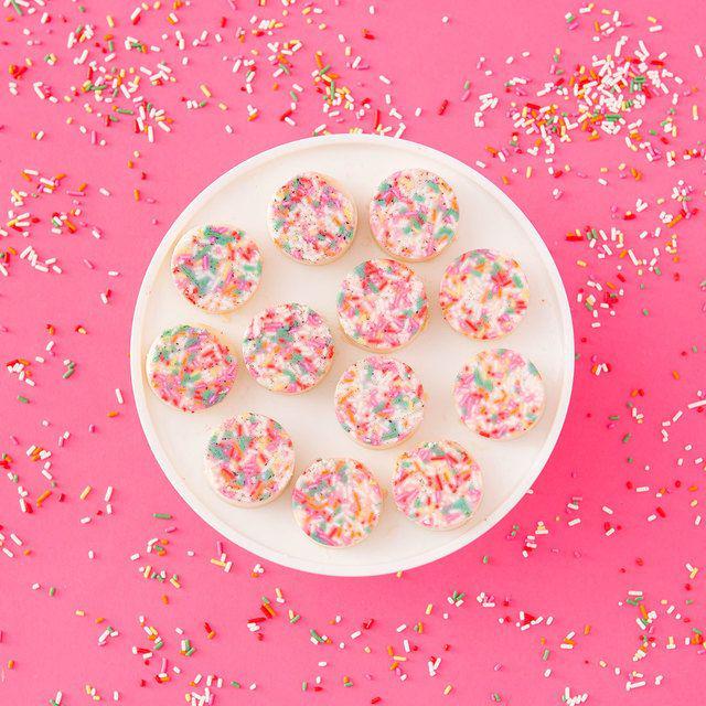 ตัวอย่าง ภาพหน้าปก:Funfetti Jello Shots ขนมเยลลี่ฟันเฟตติ น่ารักแบบนี้กินชิ้นเดียวคงไม่พอ