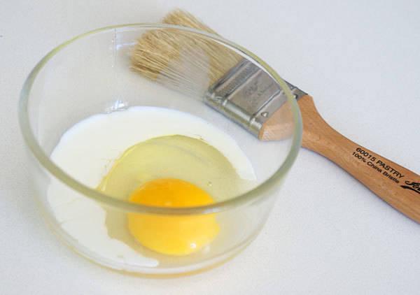 รูปภาพ:http://www.pastrypal.com/wp-content/uploads/2009/08/raisin-scones-egg-wash.jpg
