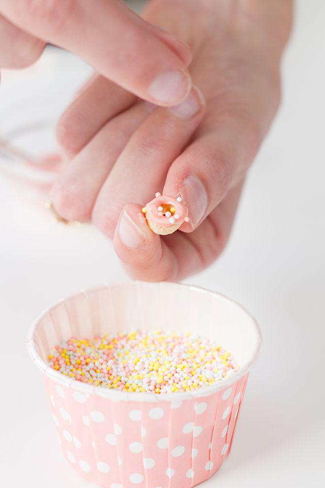 รูปภาพ:http://studiodiy.wpengine.com/wp-content/uploads/2014/01/How-To-Make-Donut-Sprinkles2.jpg