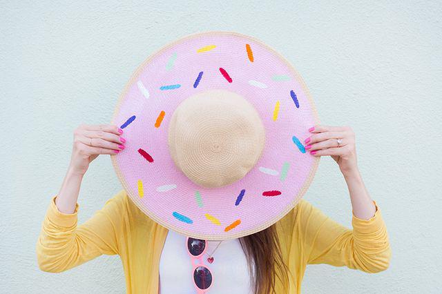 รูปภาพ:http://studiodiy.wpengine.com/wp-content/uploads/2014/06/DIY-Donut-Floppy-Hat6.jpg