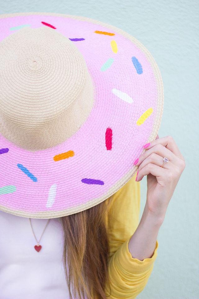 รูปภาพ:http://studiodiy.wpengine.com/wp-content/uploads/2014/06/DIY-Donut-Floppy-Hat2.jpg