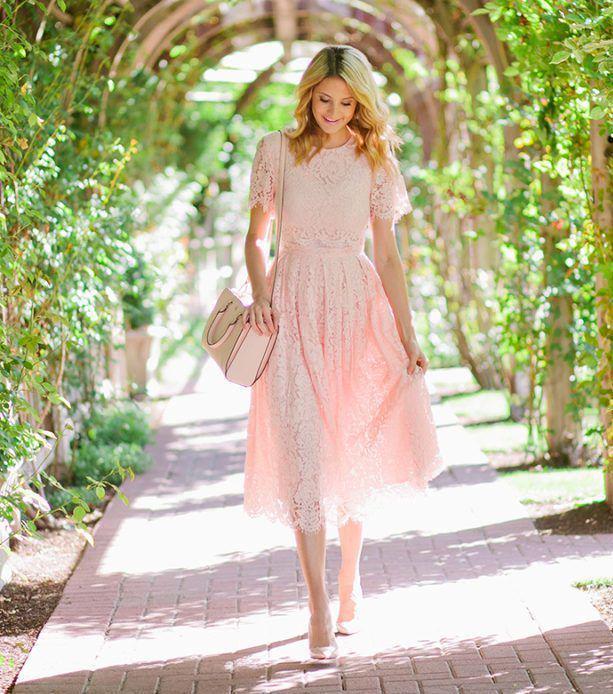 รูปภาพ:http://glamradar.com/wp-content/uploads/2016/07/7.-pink-lace-dress-with-chic-bag.jpg