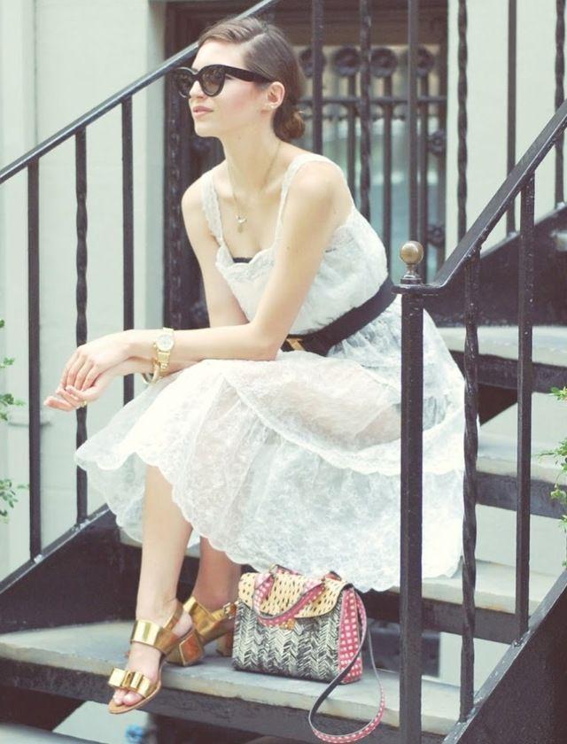 รูปภาพ:http://glamradar.com/wp-content/uploads/2016/07/2.-sheer-summer-dress-with-metallic-sandals.jpg
