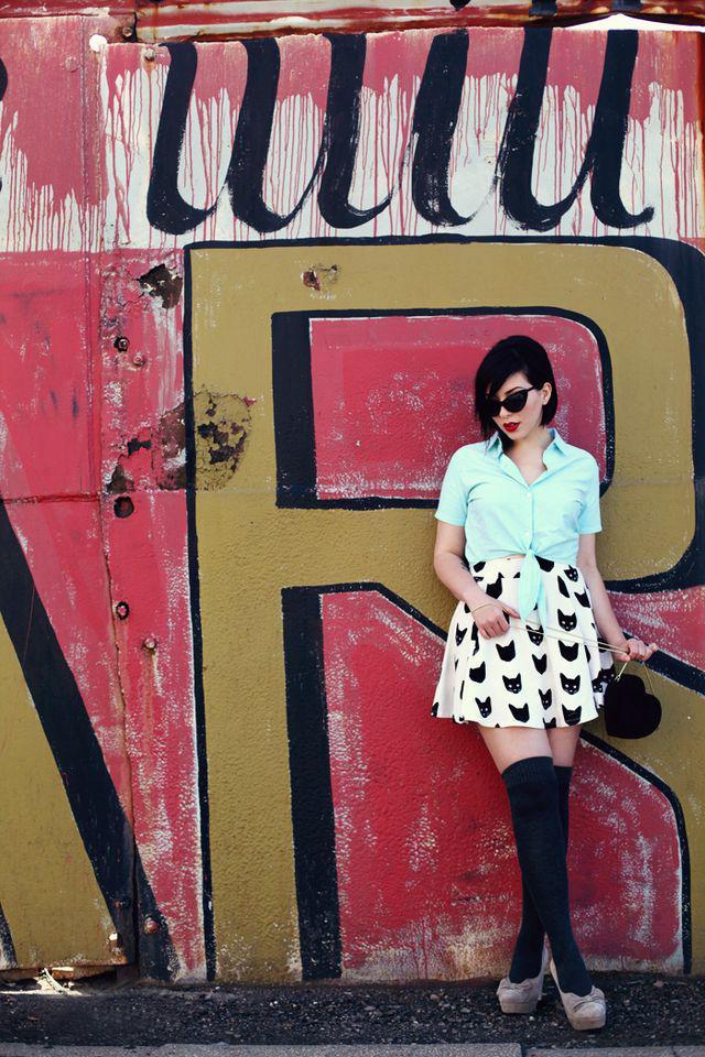 รูปภาพ:http://glamradar.com/wp-content/uploads/2015/11/3.-quirky-skirt-with-socks-and-heels.jpg