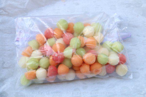 รูปภาพ:http://www.laylita.com/recipes/wp-content/uploads/2014/04/6-Place-the-melon-ball-ice-cubes-in-a-freezer-bag-and-keep-frozen-until-you-need-them-600x400.jpg