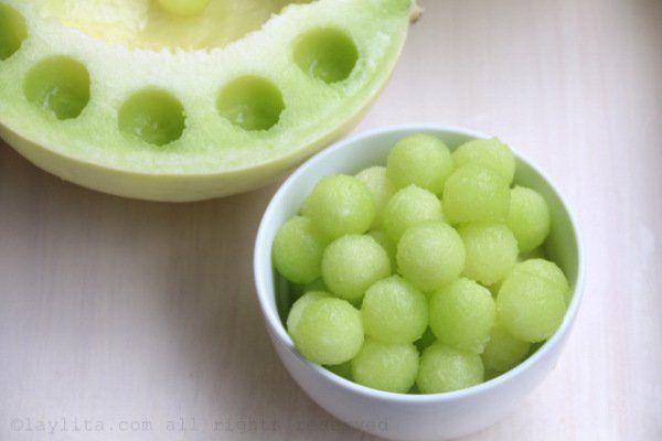 รูปภาพ:http://www.laylita.com/recipes/wp-content/uploads/2014/04/2-Scoop-out-the-melon-balls-using-a-melon-baller-600x400.jpg