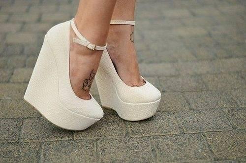 รูปภาพ:http://www.lovethispic.com/uploaded_images/76688-White-Wedge-Shoes.jpg