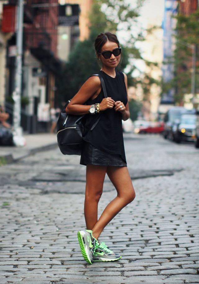 รูปภาพ:http://glamradar.com/wp-content/uploads/2014/07/green-sneakers-and-all-black-outfit.jpg