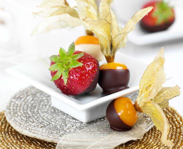 รูปภาพ:http://www.divinechocolate.com/us/sites/default/files/img/recipes/Chocolate-Dipped-Fruit-Ian-Garlic.jpg