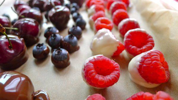 รูปภาพ:http://www.thesparkle.net/wp-content/uploads/2012/06/dipped-fruit-prep.jpg