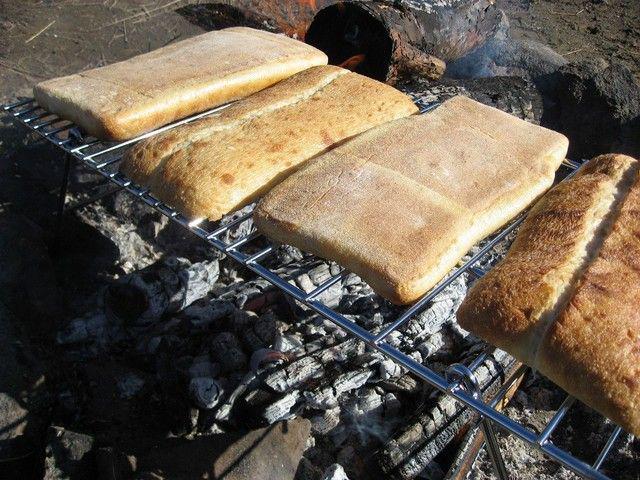 รูปภาพ:http://thebaldgourmet.com/wp-content/uploads/2012/01/Grilling-Bread-Over-Campfire.jpg