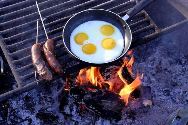 รูปภาพ:http://media.foodnetwork.ca/imageserve/wp-content/uploads/sites/6/2016/07/eggs-beaten-with-whisk/x.jpg