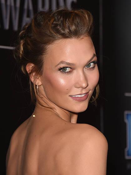 รูปภาพ:http://www.allure.com/images/hair-ideas/2015/01/karlie-kloss-messy-updo.jpg