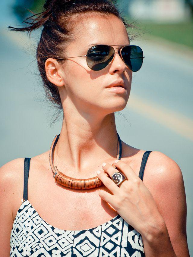 รูปภาพ:http://glamradar.com/wp-content/uploads/2016/03/6.-bohemian-necklace-with-tribal-top-and-sunglasses.jpg