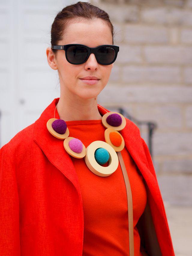 รูปภาพ:http://glamradar.com/wp-content/uploads/2016/03/7.-red-outfit-with-eclectic-necklace.jpg