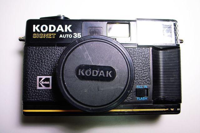 รูปภาพ:https://upload.wikimedia.org/wikipedia/commons/f/fb/Kodak_Signet_Auto_35_20070206.jpg
