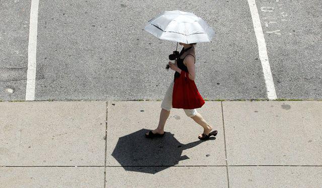 รูปภาพ:http://media.sacbee.com/static/weblogs/photos/images/2010/jul10/hotweather_sm/hot_weather08.jpg