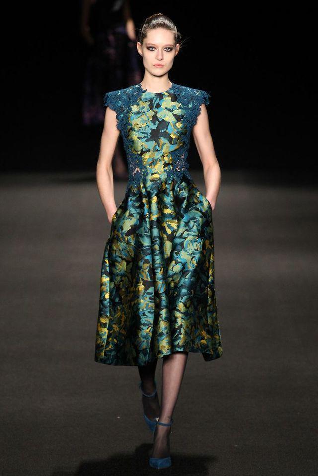 รูปภาพ:http://glamradar.com/wp-content/uploads/2015/10/green-brocade-dress.jpg