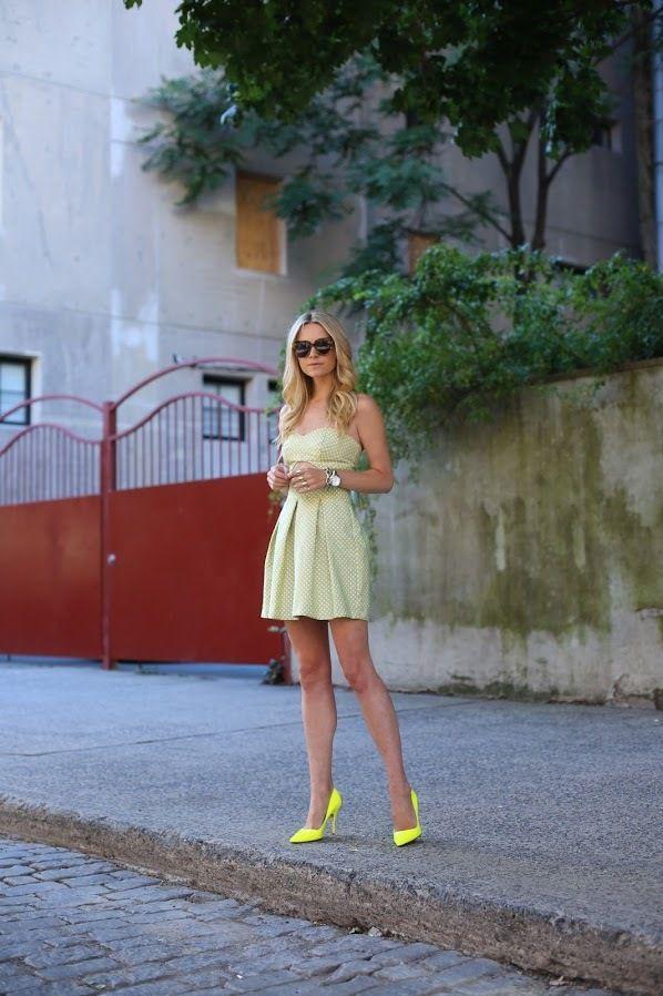 รูปภาพ:http://glamradar.com/wp-content/uploads/2016/05/4.-neon-yellow-pumps-with-pastel-dress.jpg