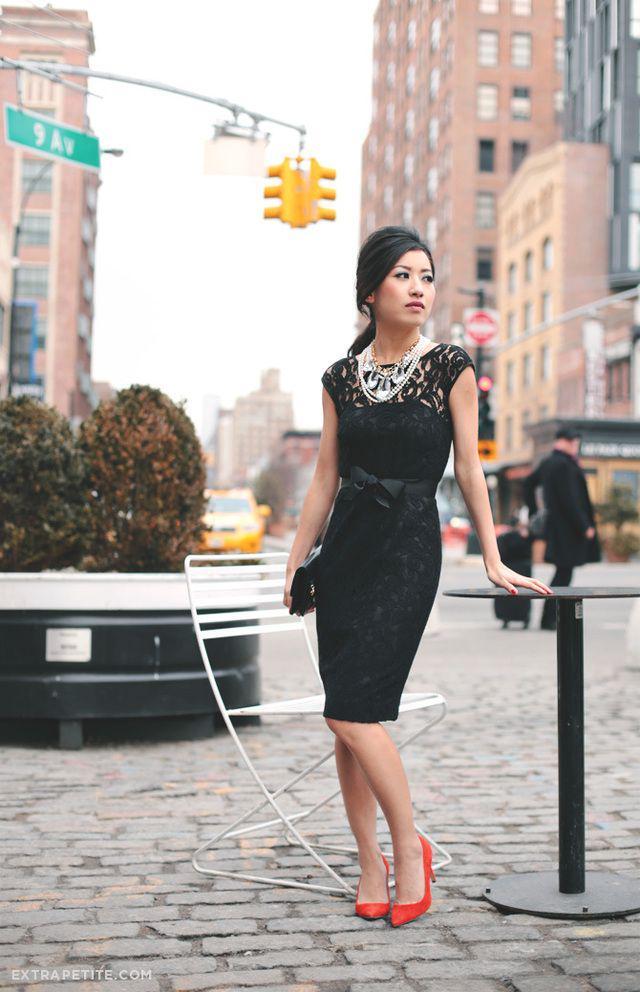 รูปภาพ:http://glamradar.com/wp-content/uploads/2016/05/1.-black-dress-with-brightly-colored-pumps.jpg