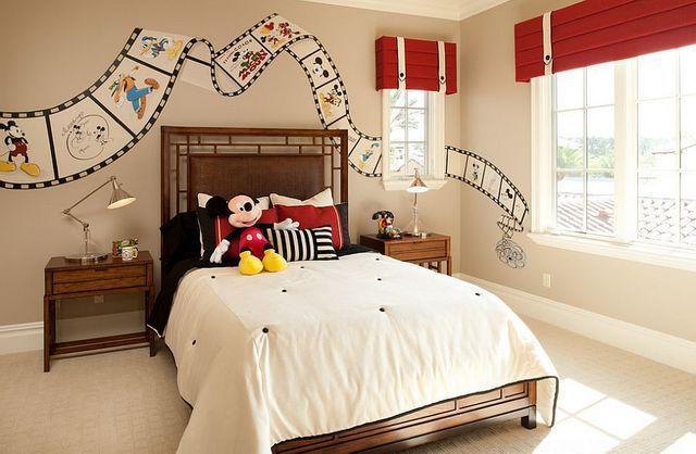 รูปภาพ:http://cdn.decoist.com/wp-content/uploads/2015/08/Custom-painted-Disney-film-strip-on-the-bedroom-walls.jpg