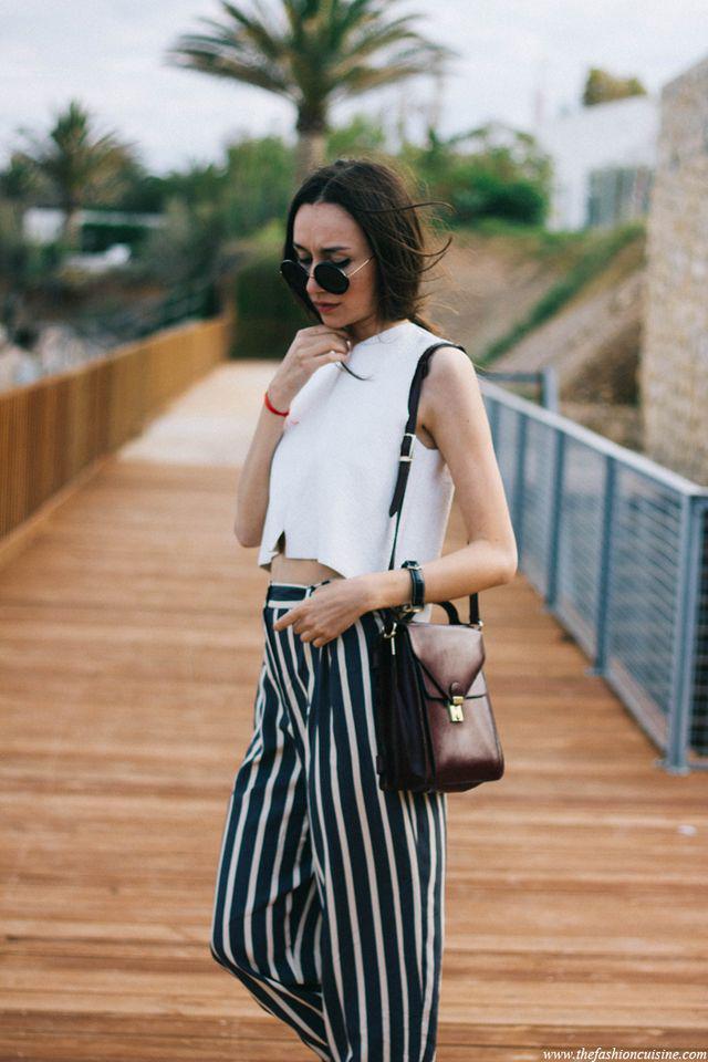 รูปภาพ:http://www.thefashioncuisine.com/wp-content/uploads/2015/05/summer-outfit-zara-crop-top-striped-baggy-pants-fashion-blogger-rounded-sunglasses.jpg