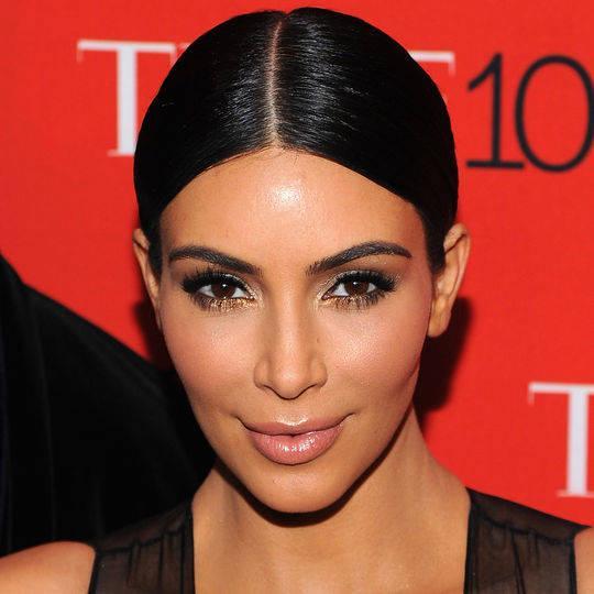 รูปภาพ:http://www.glamour.com/images/beauty/2015/04/kim-kardashian-makeup-time-100-secrets-tricks-close-w540.jpg