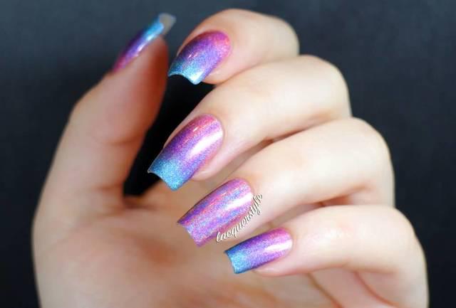 รูปภาพ:https://www.askideas.com/media/75/Purple-And-Blue-Hologram-Nail-Art-Ideas.jpg