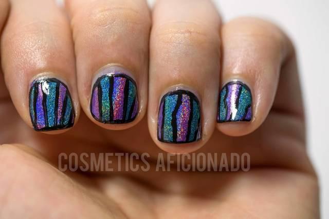 รูปภาพ:https://www.askideas.com/media/75/Teal-Purple-Holographic-Nail-Art.jpg