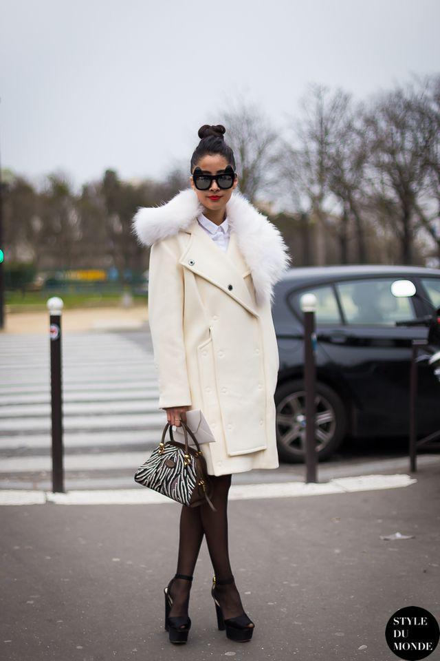 รูปภาพ:http://glamradar.com/wp-content/uploads/2016/04/2.-white-coat-with-zebra-print-bag.jpg