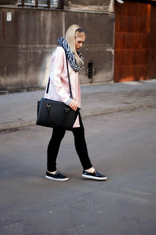 รูปภาพ:http://glamradar.com/wp-content/uploads/2016/04/2.-zebra-print-scarf-with-classic-outfit.jpg