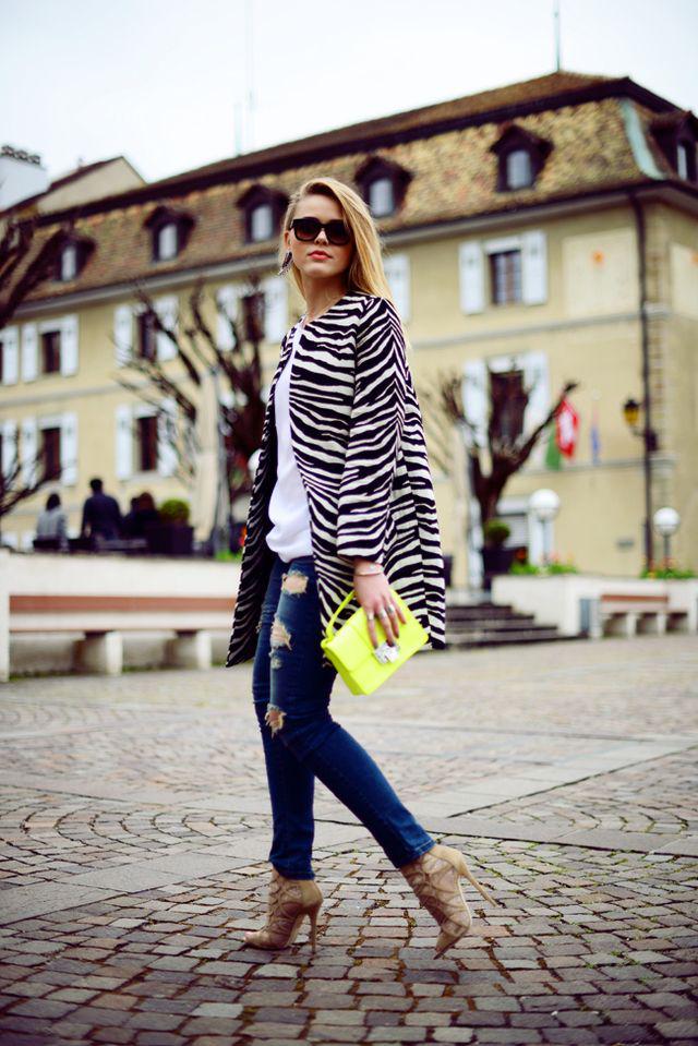 รูปภาพ:http://glamradar.com/wp-content/uploads/2016/04/3.-zebra-print-coat-with-jeans.jpg