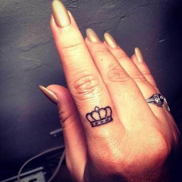 รูปภาพ:http://tattooblend.com/wp-content/uploads/2015/12/crown-finger-tattoo.jpg