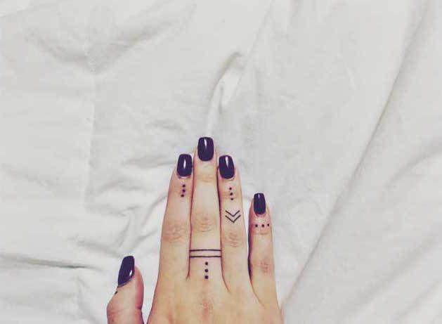 รูปภาพ:http://tattooblend.com/wp-content/uploads/2015/12/best-finger-tattoo.jpg