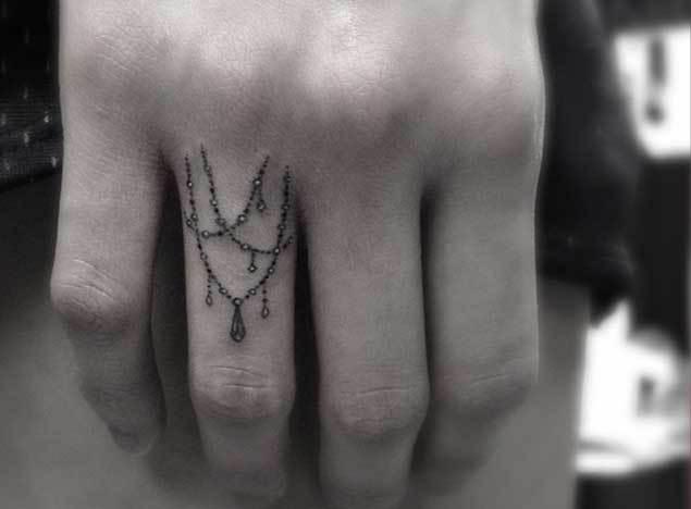 รูปภาพ:http://tattooblend.com/wp-content/uploads/2015/12/pretty-finger-tattoo.jpg