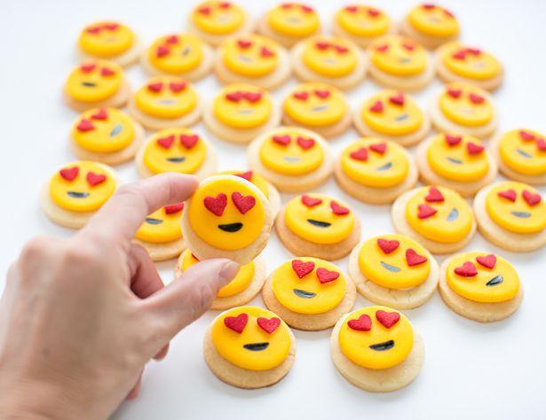 รูปภาพ:http://www.hellowonderful.co/ckfinder/userfiles/images/6-mini-heart-emoji-cookies.jpg
