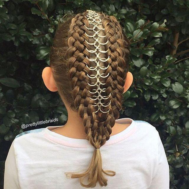 รูปภาพ:http://static.boredpanda.com/blog/wp-content/uploads/2016/03/mom-braids-unbelievably-intricate-hairstyles-every-morning-before-school-12__700.jpg