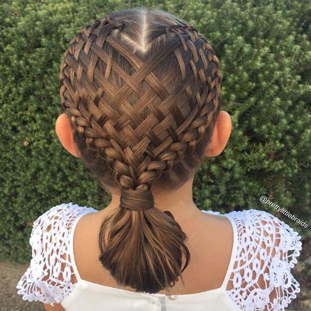 รูปภาพ:http://static.boredpanda.com/blog/wp-content/uploads/2016/03/mom-braids-unbelievably-intricate-hairstyles-every-morning-before-school-3__700.jpg