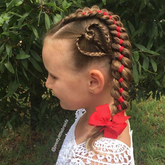 รูปภาพ:http://static.boredpanda.com/blog/wp-content/uploads/2016/03/mom-braids-unbelievably-intricate-hairstyles-every-morning-before-school-4__700.jpg