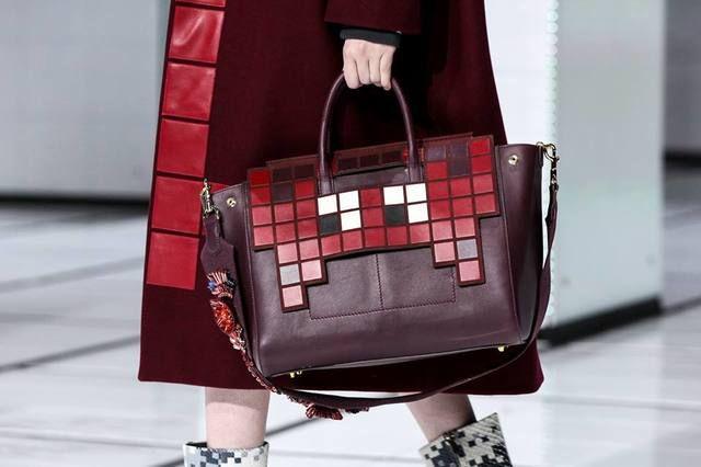 รูปภาพ:http://www.spottedfashion.com/wp-content/uploads/2016/02/Anya-Hindmarch-Burgundy-Pixelated-Tote-Bag-Fall-2016.jpg