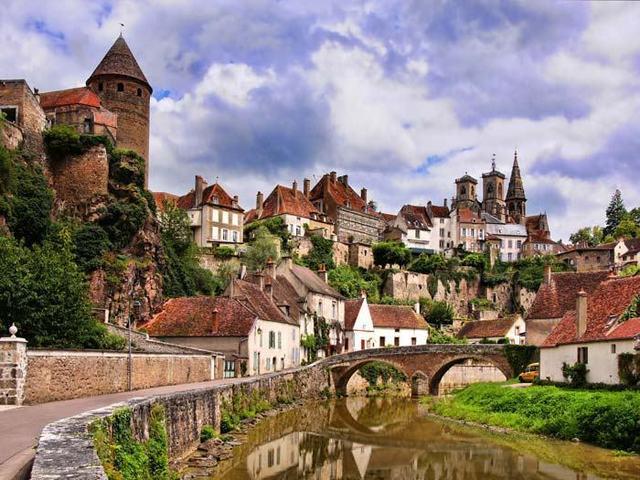 รูปภาพ:http://i0.wp.com/www.avenlylanetravel.com/wp-content/uploads/2015/07/bigstock-Pretty-medieval-town-Burgundy-8806164270040.jpg?w=700