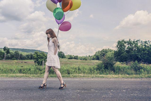 รูปภาพ:https://static.pexels.com/photos/2013/woman-street-walking-girl.jpg