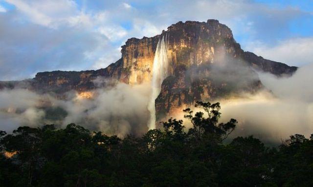 รูปภาพ:http://www.placestoseeinyourlifetime.com/wp-content/uploads/2013/01/Angel-Falls-2-740x443.jpg