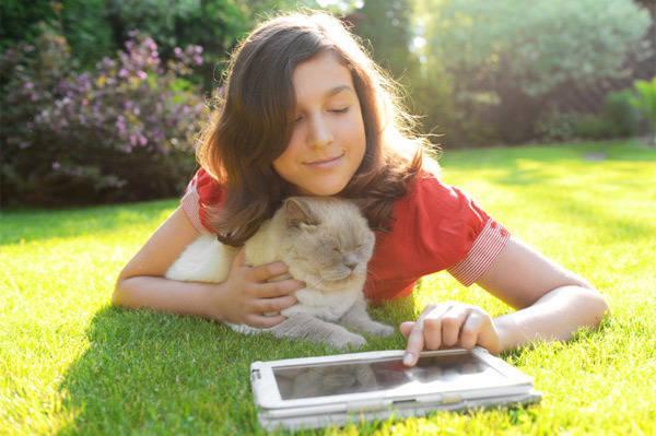 รูปภาพ:http://cdn.sheknows.com/articles/2013/07/Mike/SK/Girl-with-cat-playing-on-tablet.jpg