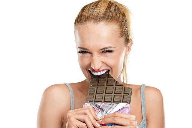 รูปภาพ:http://tanperi.com/wp-content/uploads/2016/03/Girl-eating-a-chocolate-bar.jpg