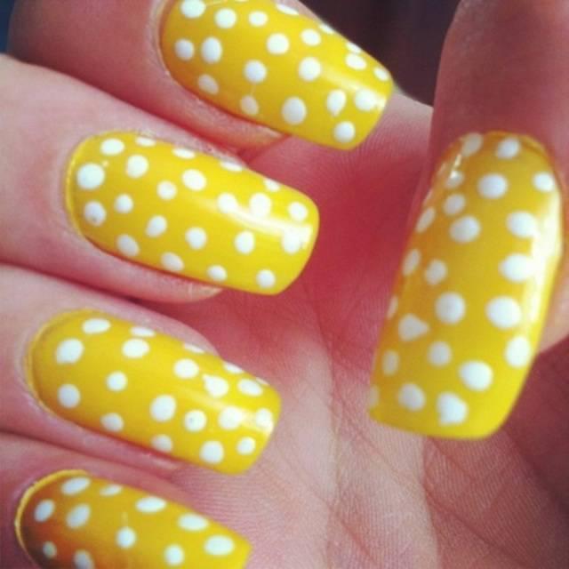 รูปภาพ:http://arithmaroo.com/wp-content/uploads/2014/04/yellow-and-black-nail-designs.jpg