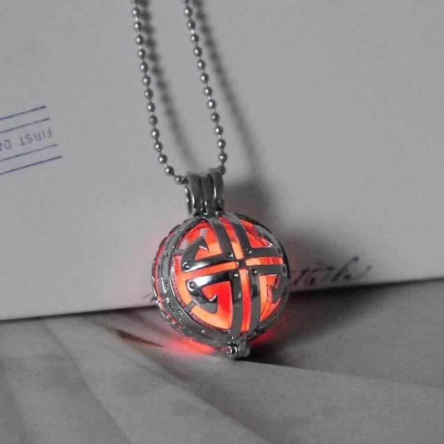 รูปภาพ:http://g01.a.alicdn.com/kf/HTB1gNfBMpXXXXazXFXXq6xXFXXXQ/Hollow-Out-Cross-pattern-Glow-In-the-Dark-Bead-Pendant-font-b-Necklace-b-font-1.jpg