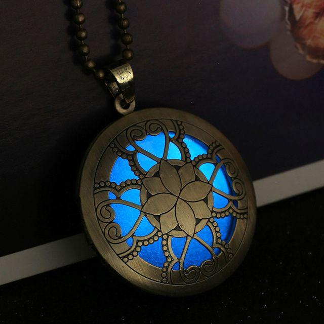 รูปภาพ:https://ae01.alicdn.com/kf/HTB1AEQbHpXXXXcfXVXXq6xXFXXXH/Necklace-Aqua-Large-font-b-Locket-b-font-font-b-Women-b-font-Jewelry-necklaces-pendants.jpg