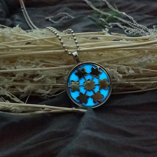รูปภาพ:http://g01.a.alicdn.com/kf/HTB1d7a8KpXXXXXHXFXXq6xXFXXXb/FUNIQUE-Women-Flower-Hollow-Locket-Pendant-Necklace-Glow-In-the-Dark-Necklace-Luminous-Blue-night-Light.jpg